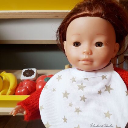 Bavoir en piqué de coton blanc avec étoiles dorées. Pour poupées et poupons.