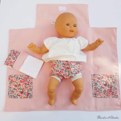 Tapis à langer, couche et lingettes pour changer les poupées.