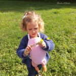 Porte-poupé rose et blanc pour enfant à partir de 3 ans.