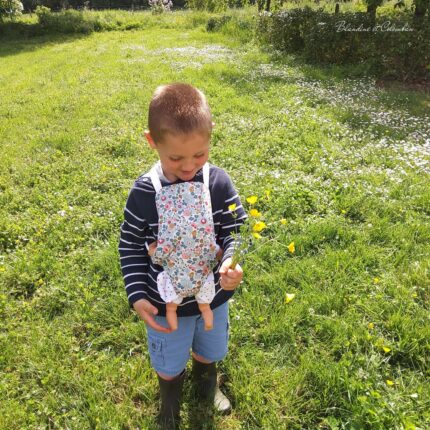 Porte-poupon en Liberty Betsy Porcelaine, convient à partir de 3 ans.