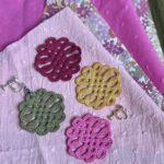 Boucles d'oreilles brodées interchangeables – Image 45